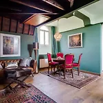 Poortgebouw Kasteel Borgharen ZONDER ONTBIJT !! U HUURT ALLEEN HET POORTGEBOUW !!